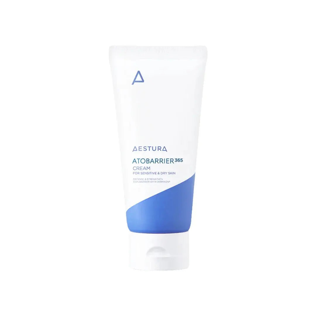 Weiß-blaue Tube Aestura Atobarrier 365 Cream mit Hinweis für empfindliche und trockene Haut vor weißem Hintergrund
