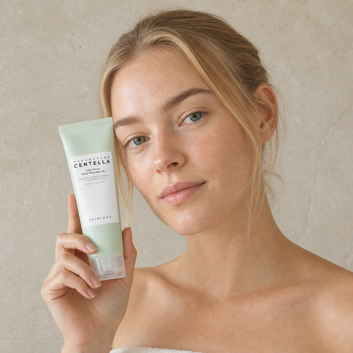 [SKIN1004] Madagascar Centella Tea-Trica Mild Peeling Gel 125ml - Nordic person lifestyle PDP image