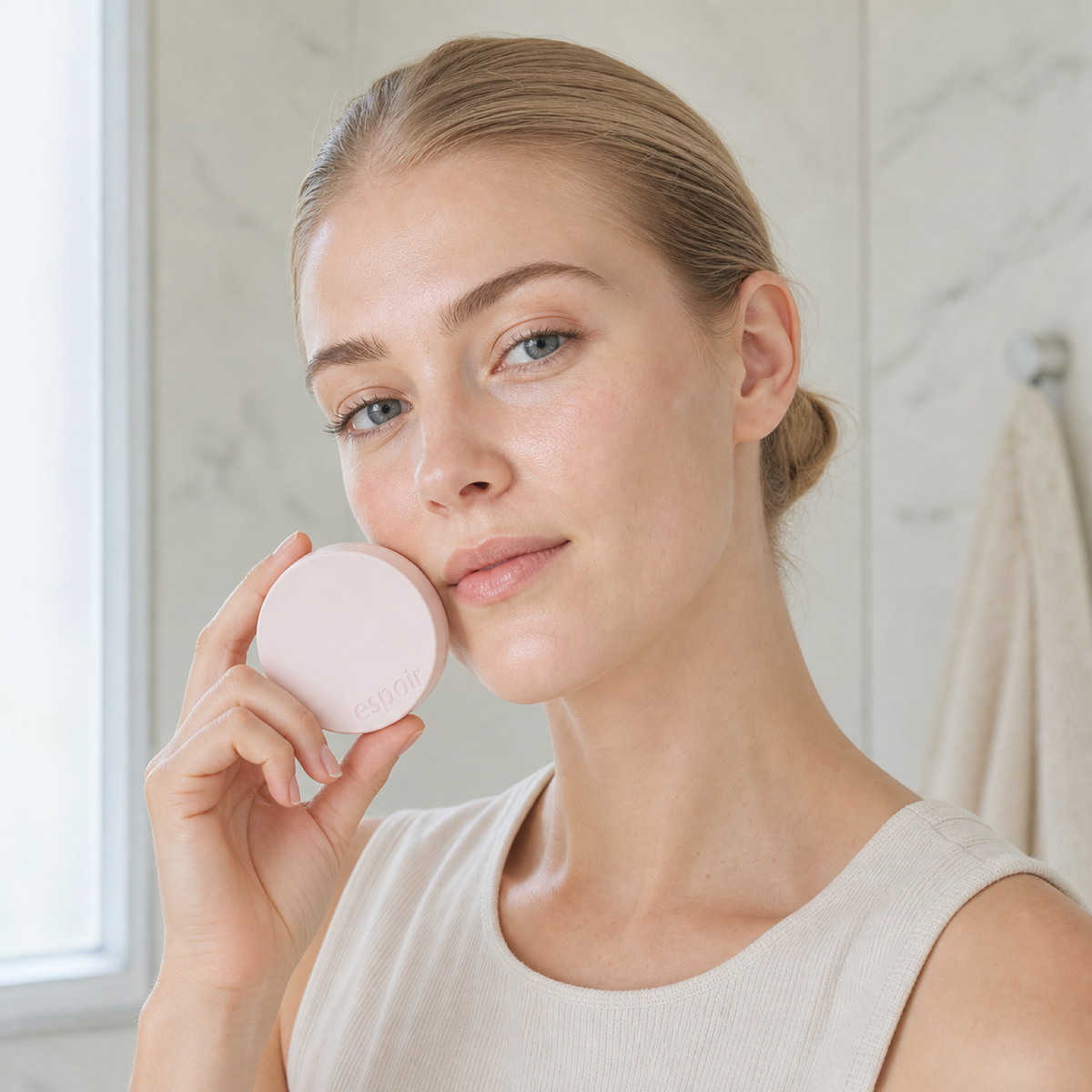 [Espoir] Be Glow Volume Cushion SPF42 PA+++ 13g*2 #13 PORCELAIN - Nordic person lifestyle PDP image