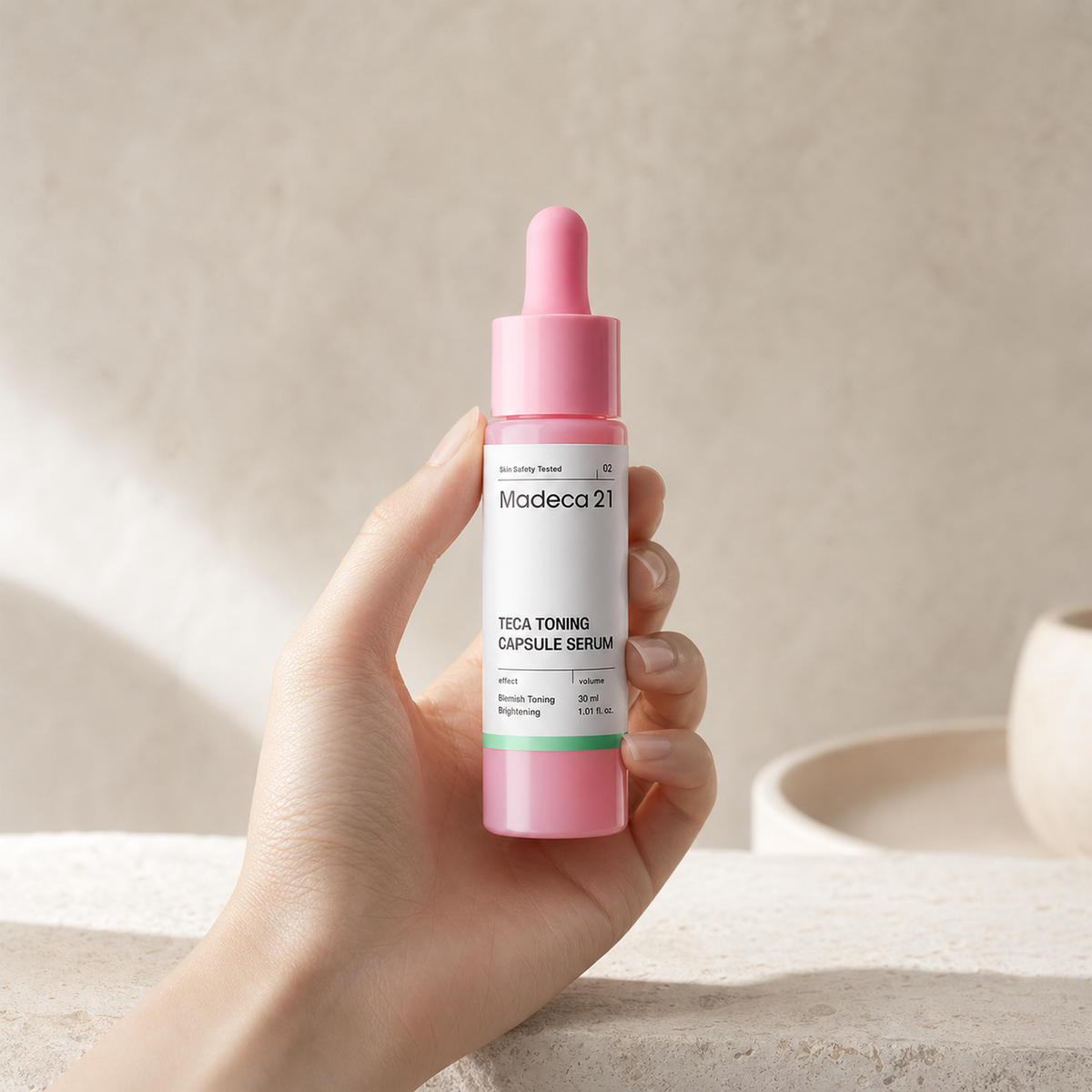 [Madeca21] Teca Toning Capsule Serum 30ml - Hand scale moment PDP image