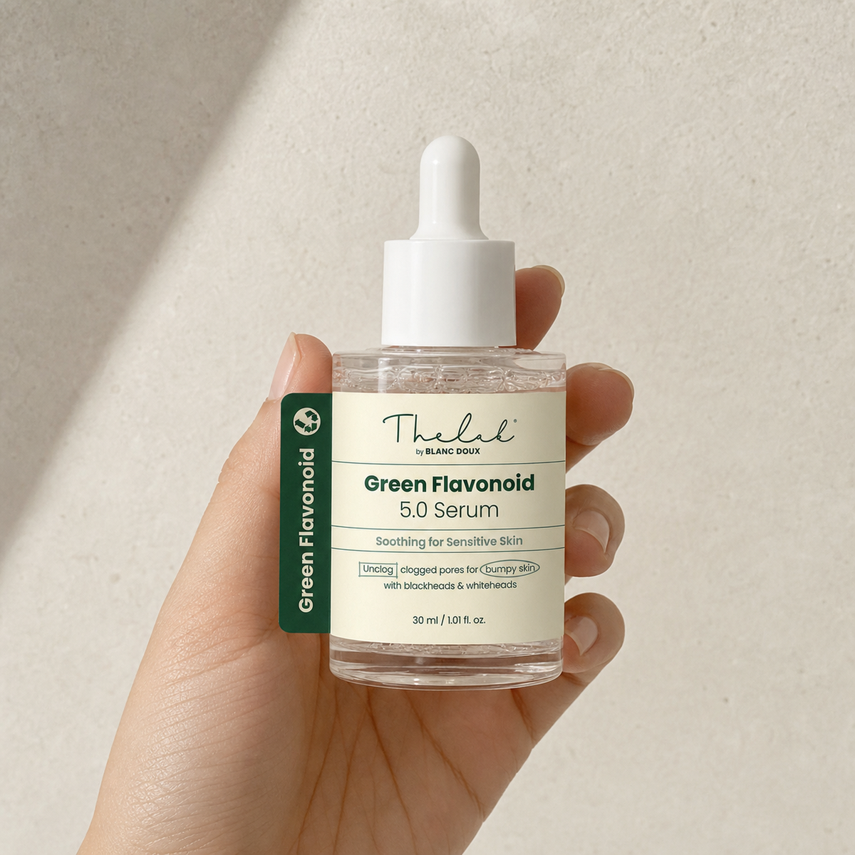[THE LAB By BLANC DOUX] Green Flavonoid™ 5.0 Serum 30ml - Hand scale moment PDP image