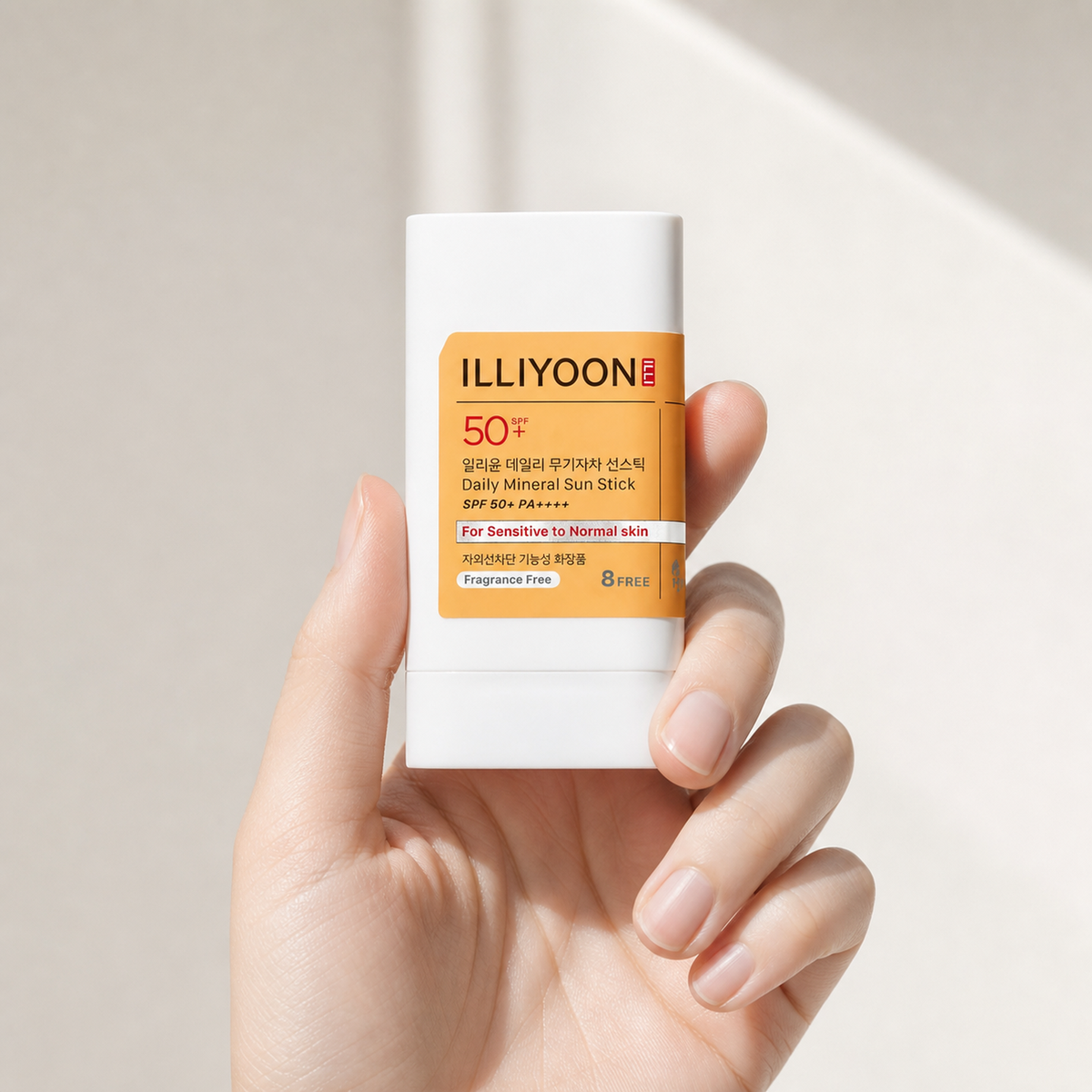 [Illiyoon] Daily Mineral Sun Stick SPF50+ PA++++ 20g - Hand scale moment PDP image