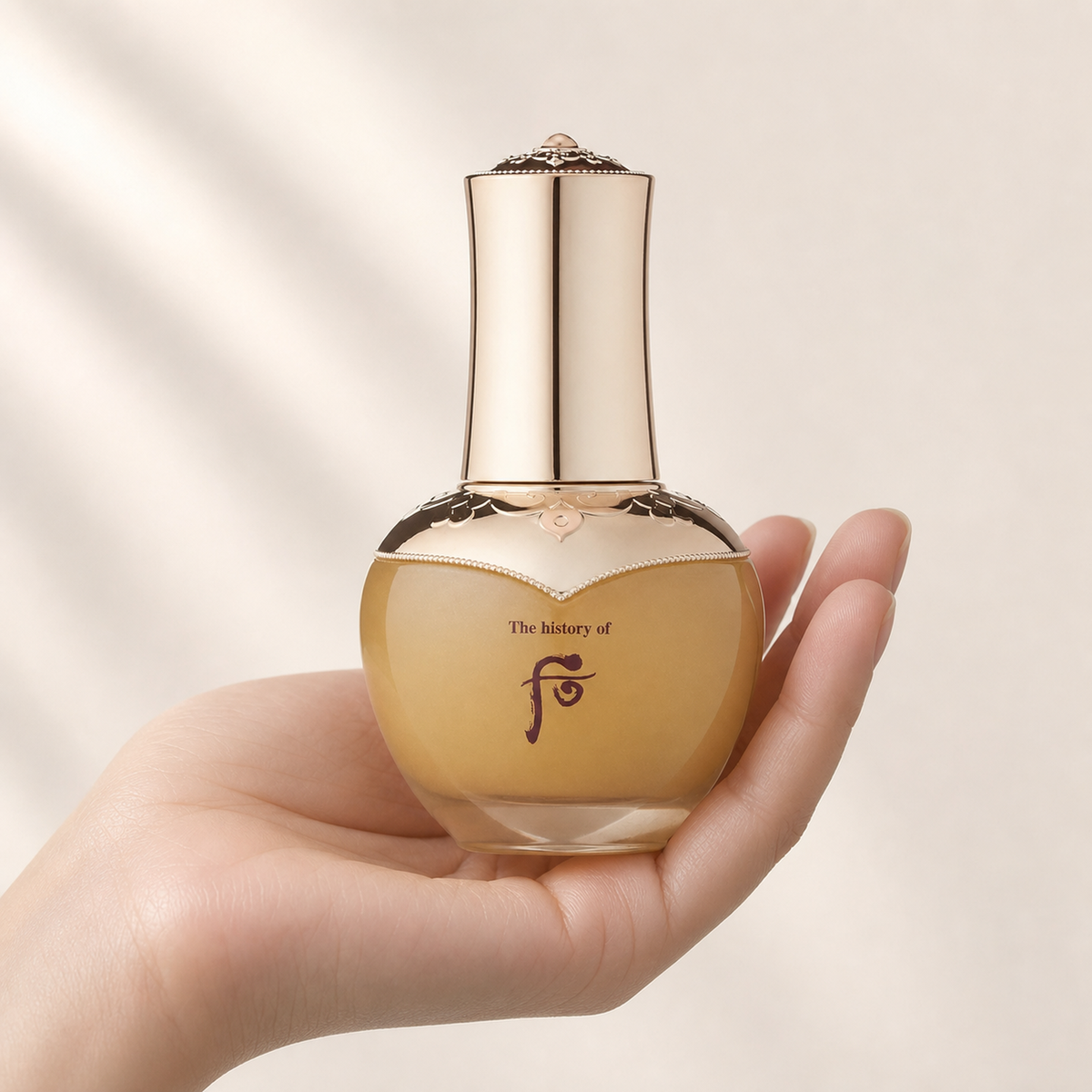 [TheHistoryOfWhoo] Cheongidan HwaHyun Gold Ampoule 40ml - Hand scale moment PDP image