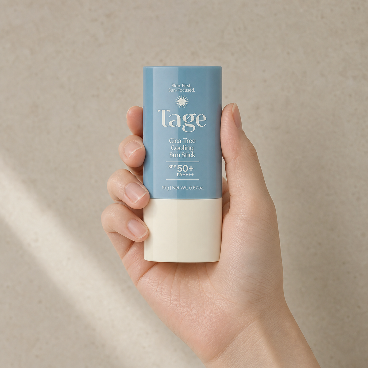 [Tage] Cica-Tree Cooling Sun Stick 19g - Hand scale moment PDP image