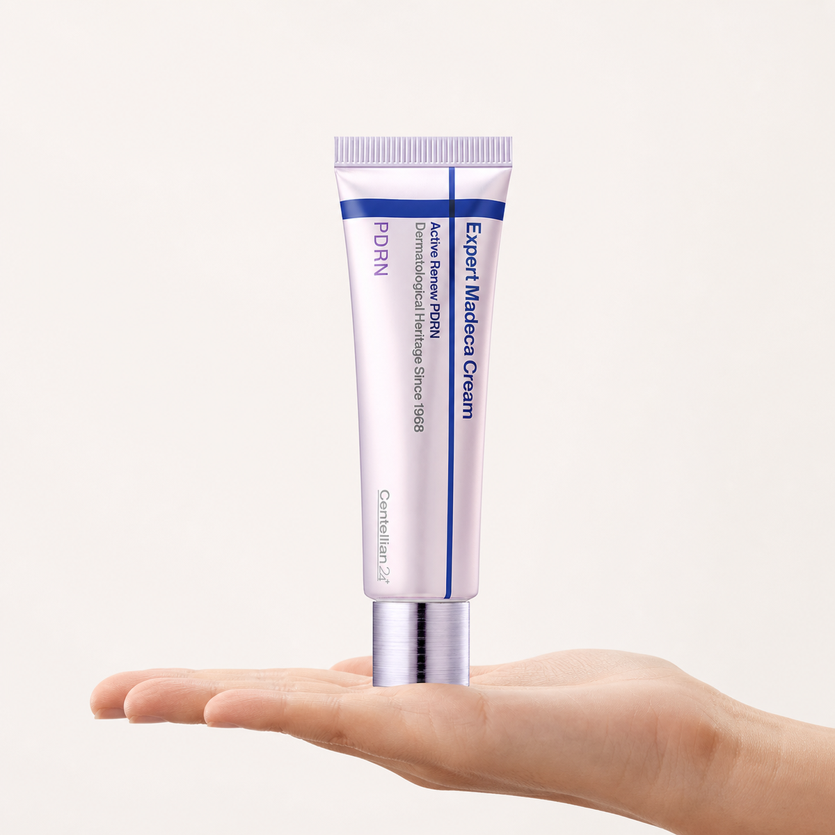 [Centellian24] Expert Madeca Cream Active Renew PDRN 50ml_MX - Hand scale moment PDP image