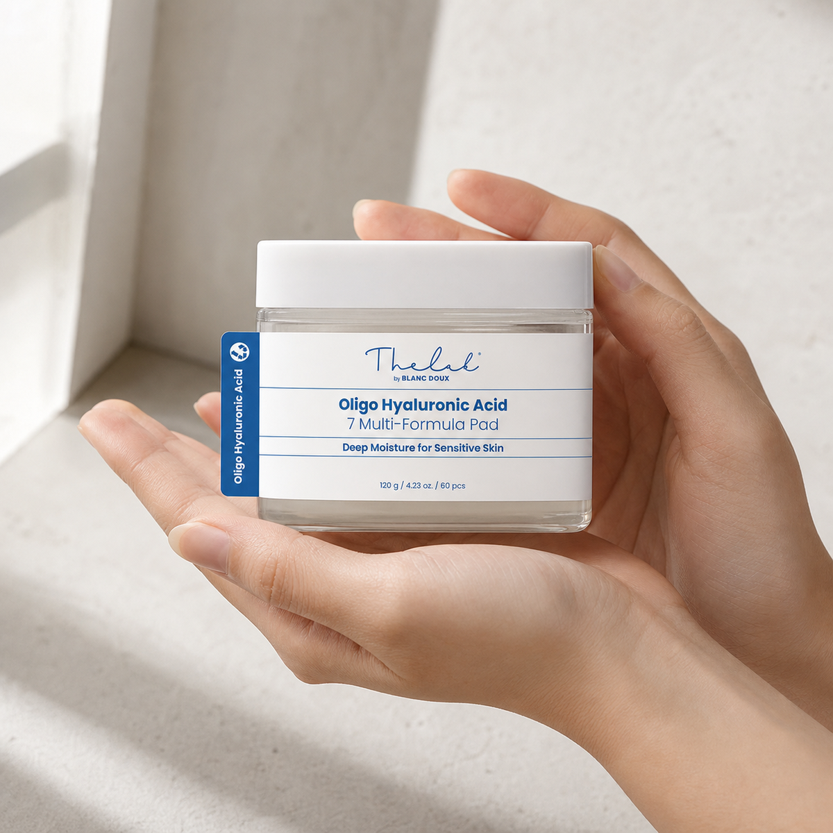 [THE LAB by BLANC DOUX] Oligo Hyaluronic Acid 7 Multi-formula Pad 120g - Hand scale moment PDP image