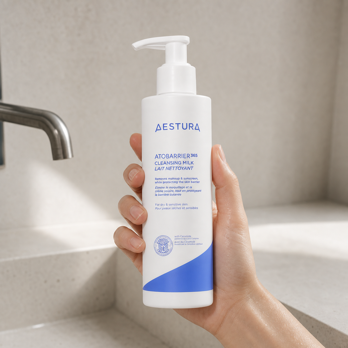 [Aestura] Atobarrier 365 Cleansing Milk 200ml - Hand scale moment PDP image