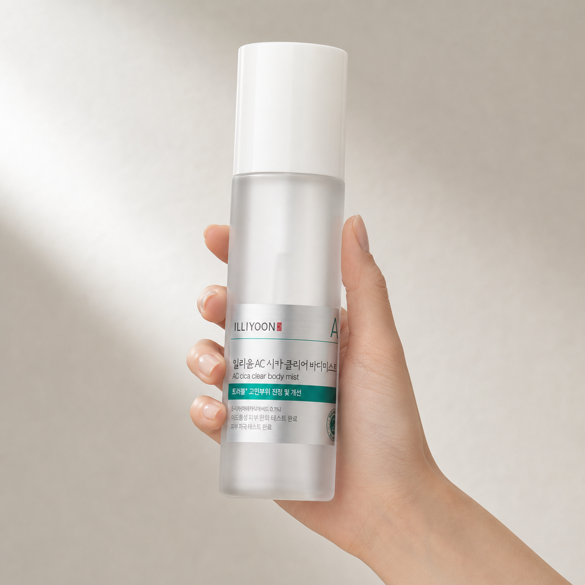 [Illiyoon] Cica Trouble Clear Body Mist 200ml - Hand scale moment PDP image