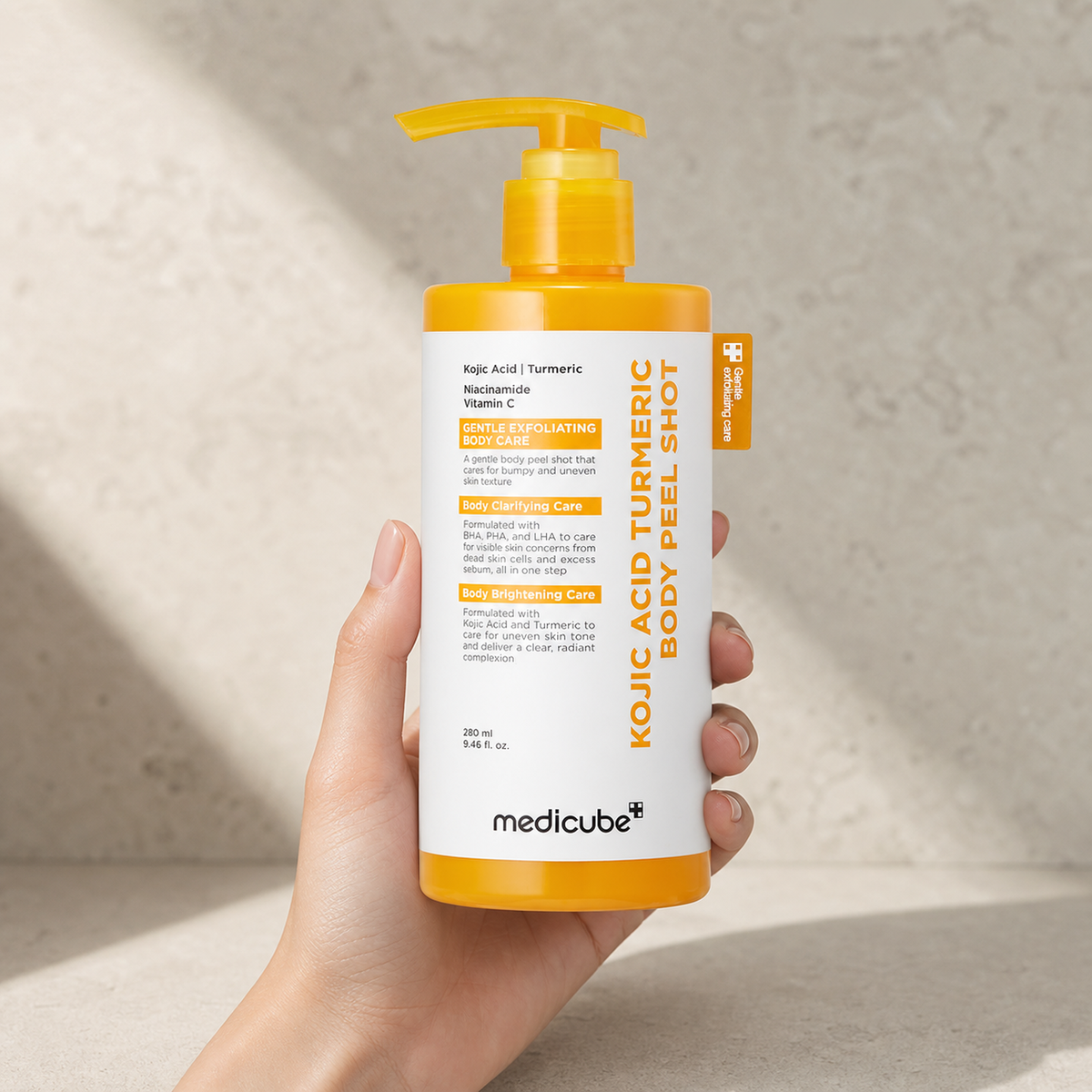 [Medicube] Kojic Acid Turmeric Body Peel Shot 280ml - Hand scale moment PDP image