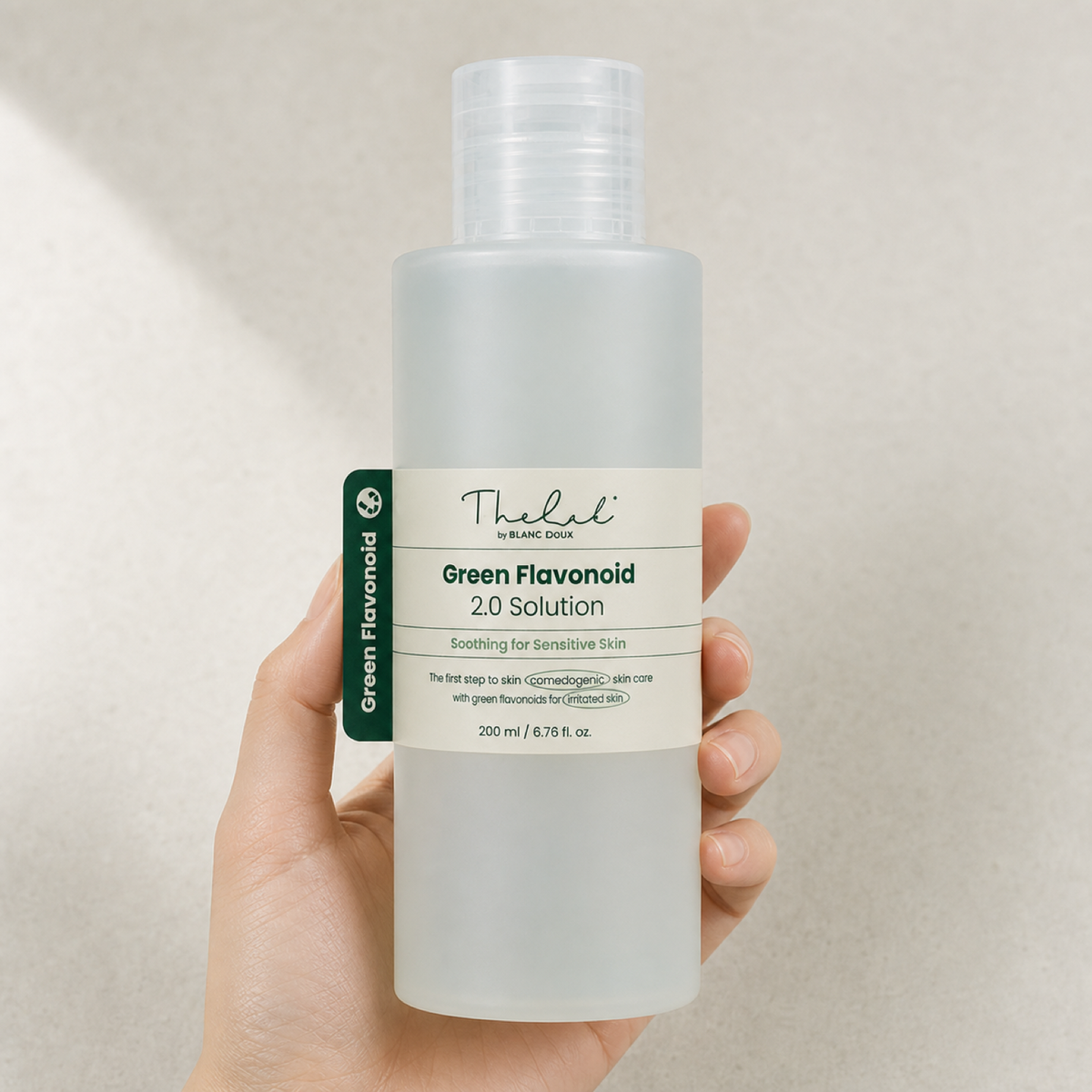 [THE LAB By BLANC DOUX] Green Flavonoid™ Solution 200ml - Hand scale moment PDP image