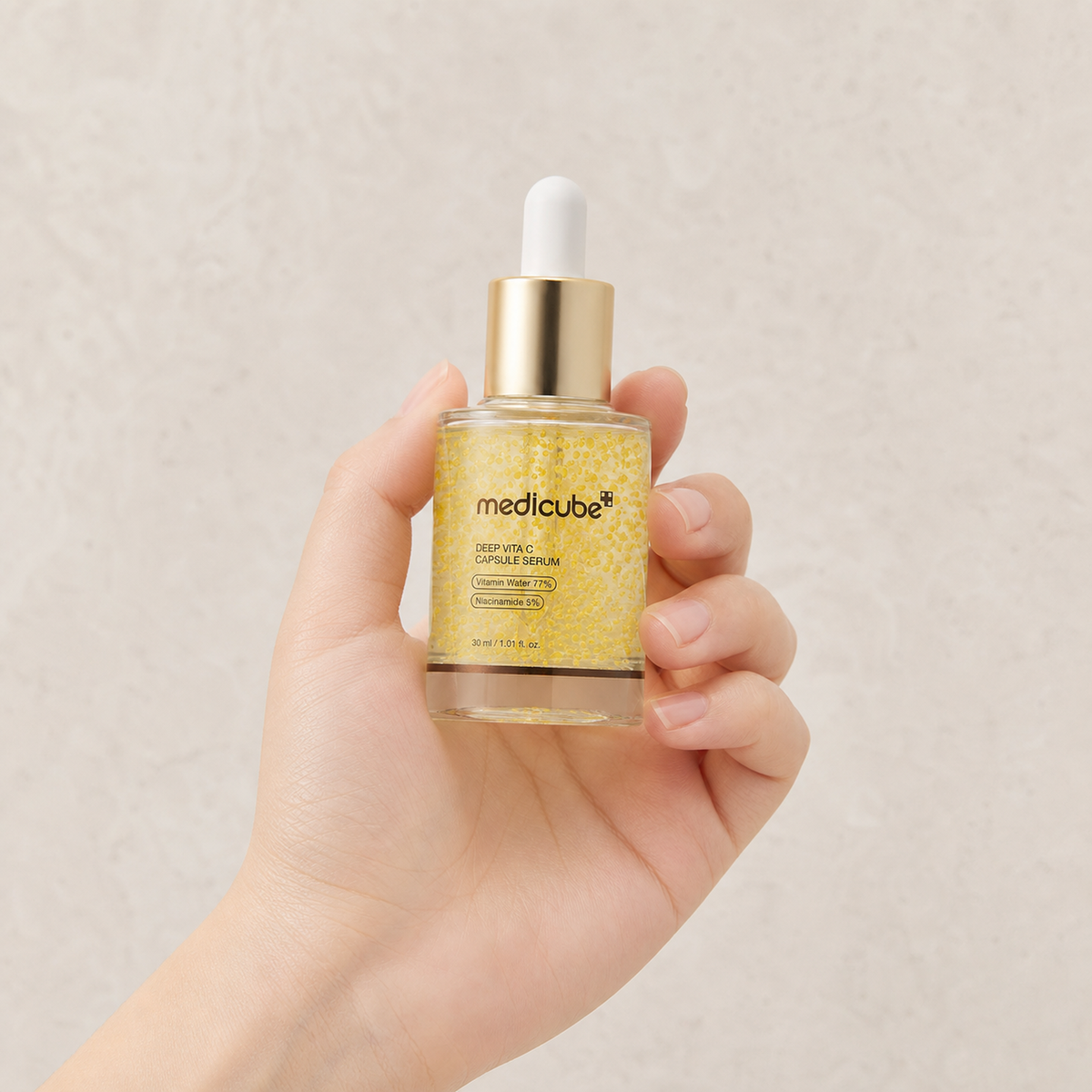 [Medicube] Deep Vita C Capsule Serum 30ml - Hand scale moment PDP image