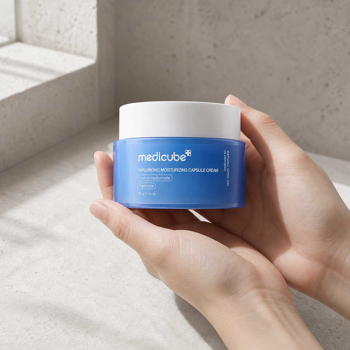 [Medicube] Hyaluronic Moisturizing Capsule Cream 55g - Hand scale moment PDP image