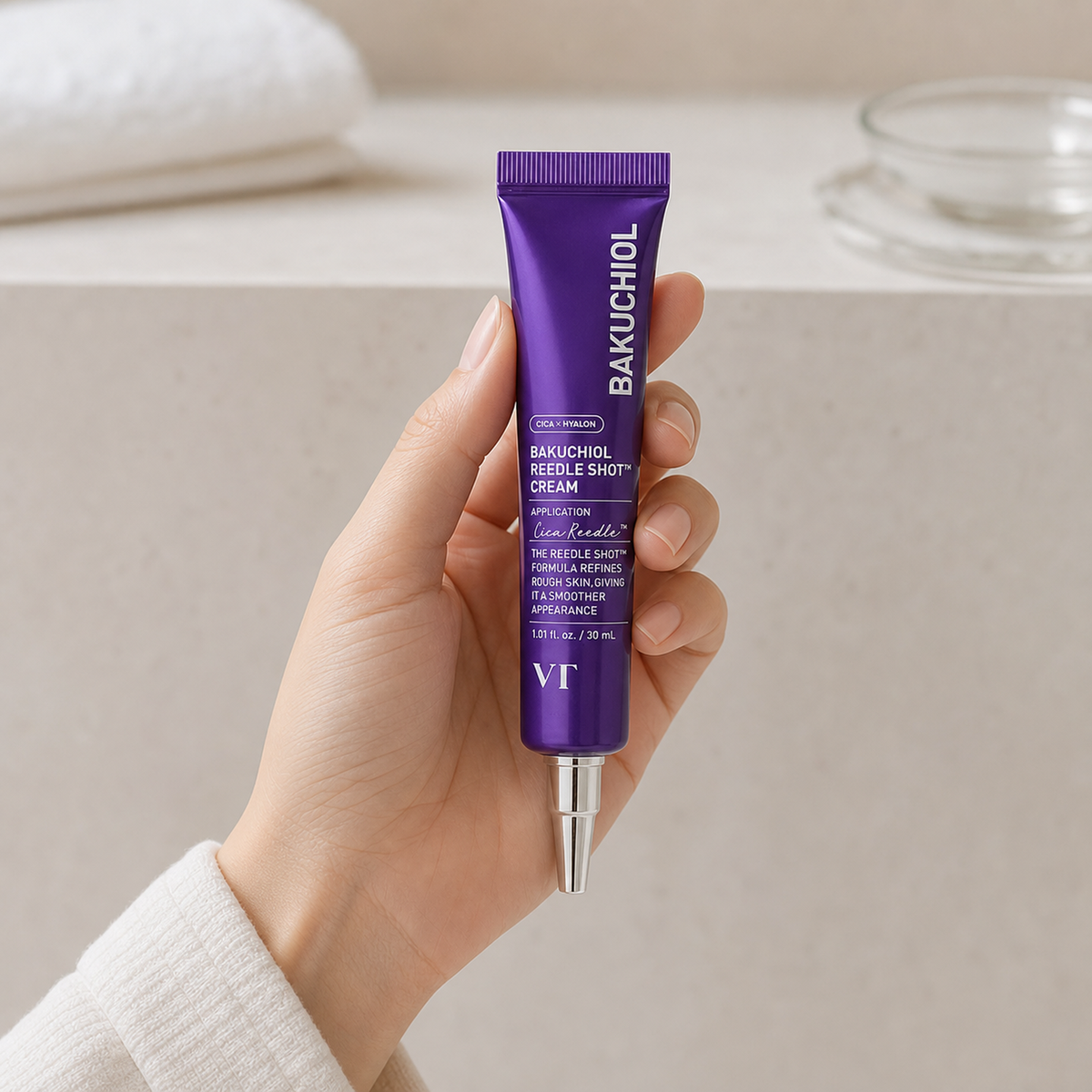 [VT Cosmetics] Bakuchiol Reedle Shot Cream 30ml - Hand scale moment PDP image