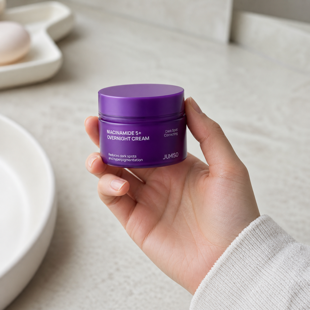 [Jumiso] Niacinamide 5+ Overnight Cream 50ml - Hand scale moment PDP image