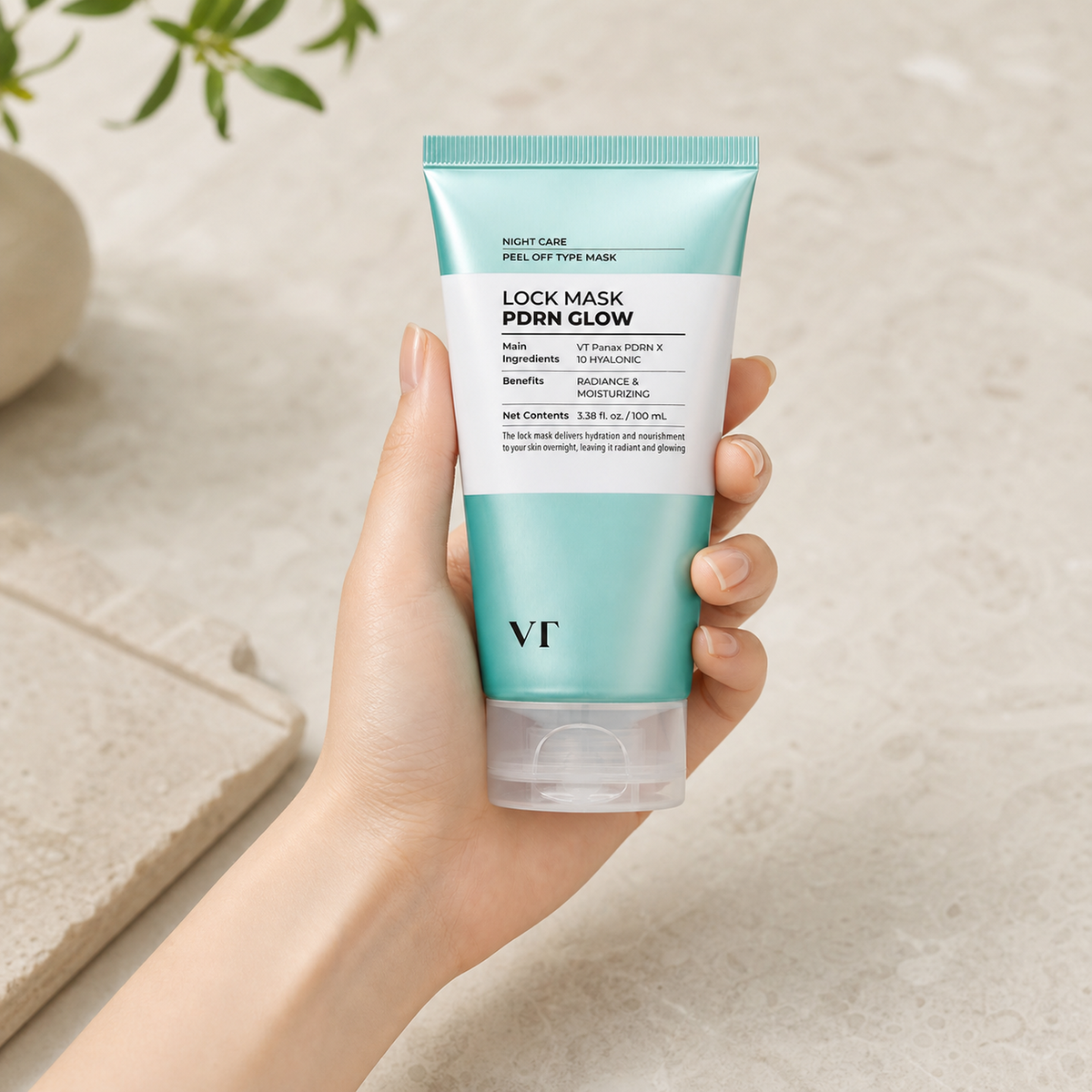 [VT Cosmetics] Glow Lock Mask 100ml - Hand scale moment PDP image