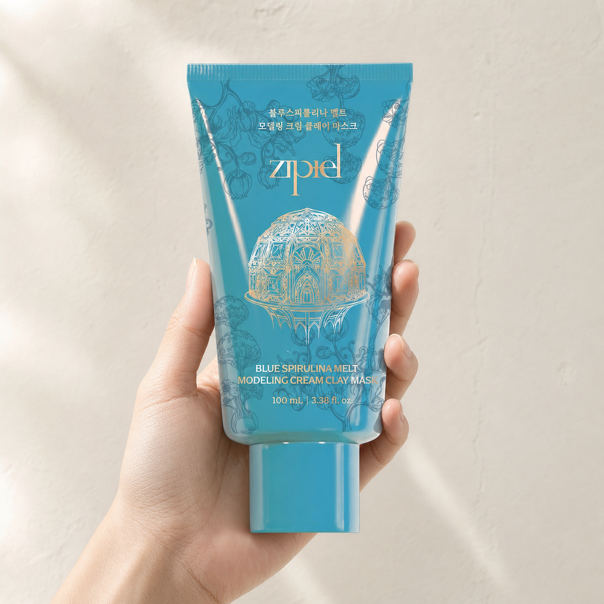 [zipiel] Blue Spirulina Melt Modeling Cream Clay Mask 100ml - Hand scale moment PDP image