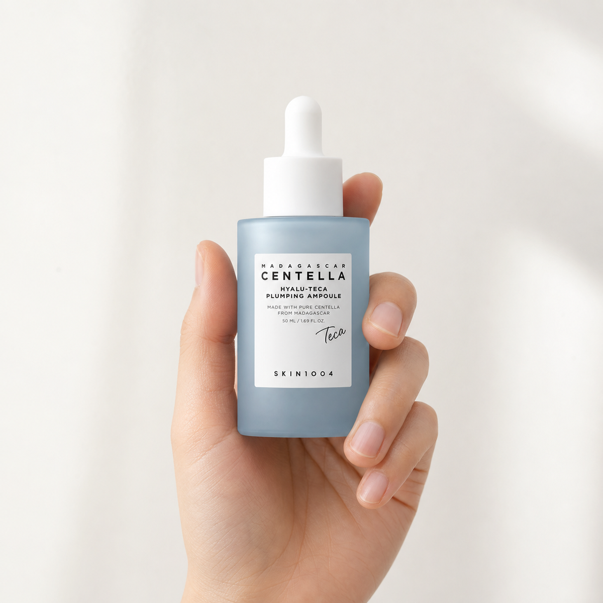 [SKIN1004] Madagascar Centella Hyalu-Teca Plumping Ampoule 50ml - Hand scale moment PDP image