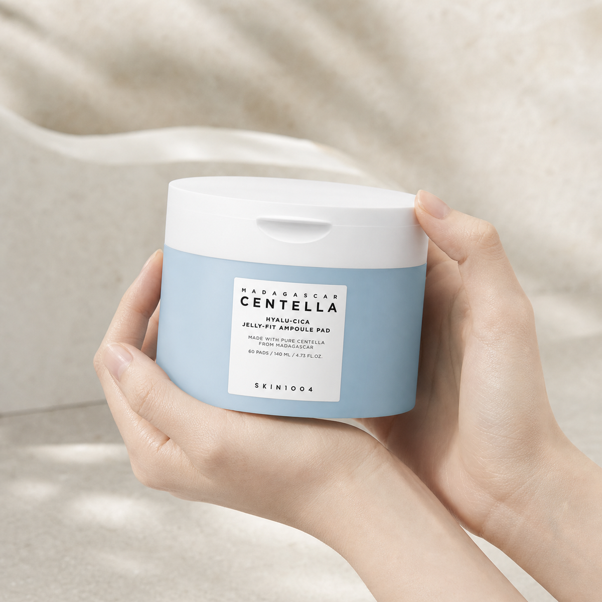 [SKIN1004] Madagascar Centella Hyalu-Cica Jelly-Fit Ampoule Pad 60pads - Hand scale moment PDP image