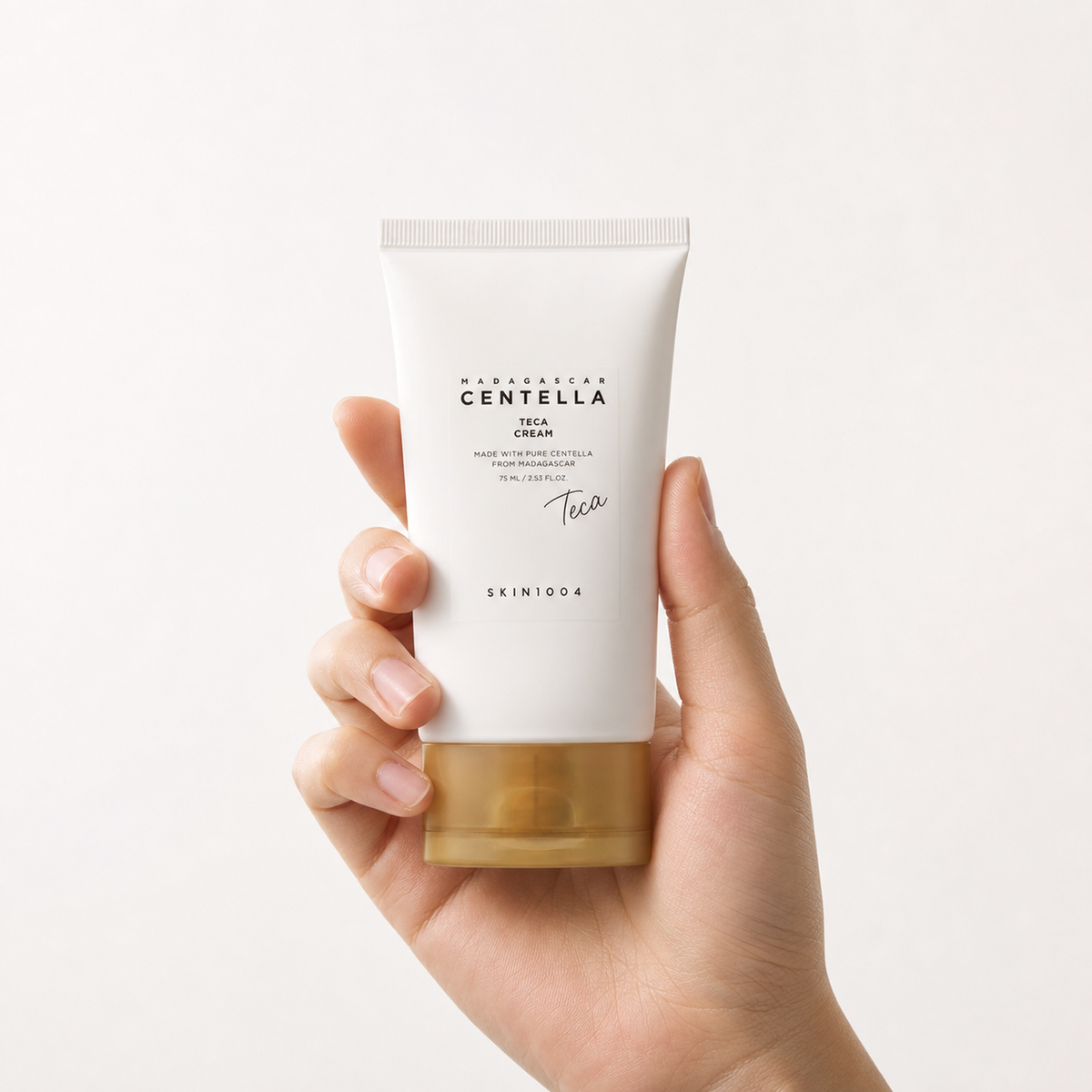 [SKIN1004] Madagascar Centella Teca Cream 75ml - Hand scale moment PDP image
