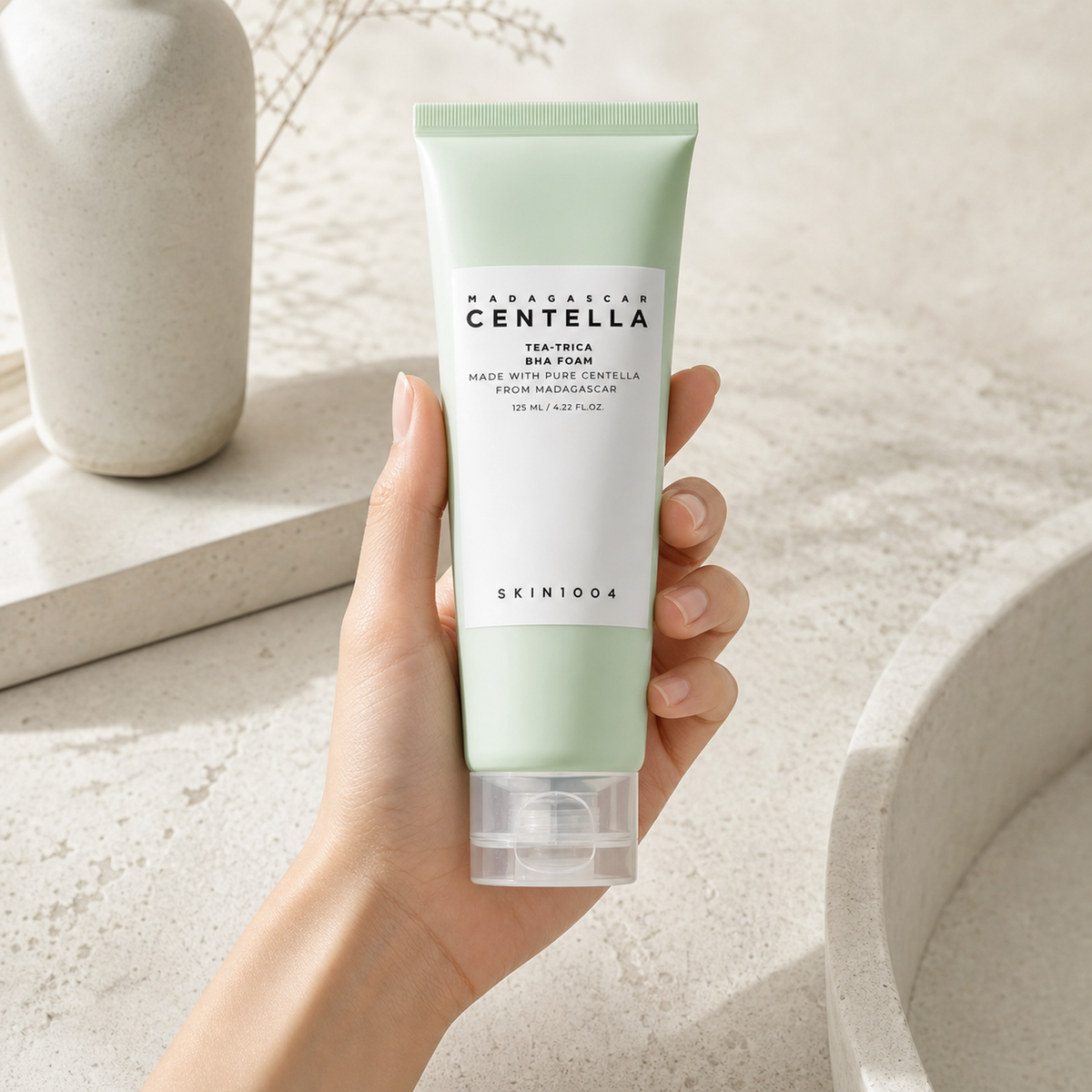 [Skin1004] Madagascar Centella Tea-Trica Bha Foam 125ml - Hand scale moment PDP image
