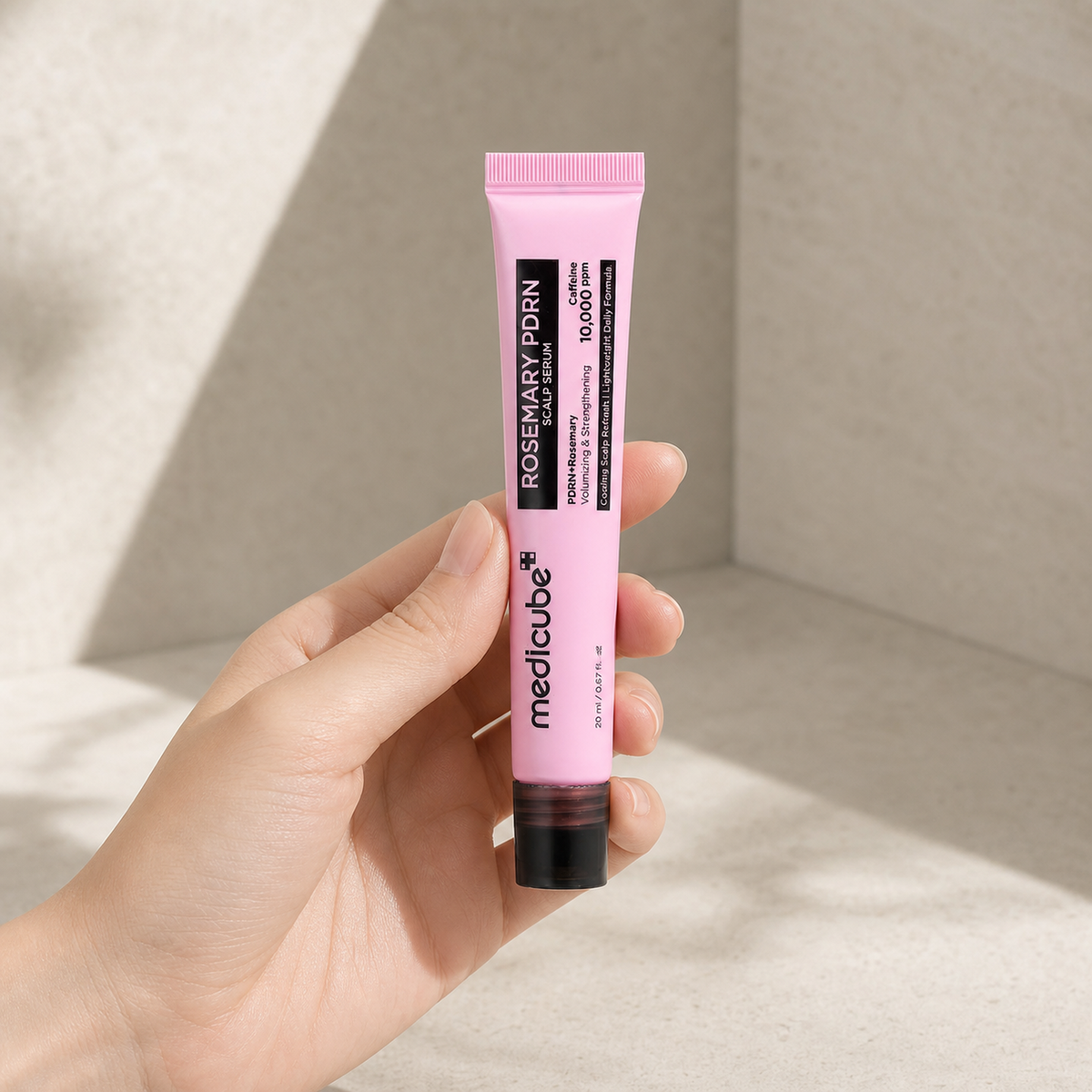 [Medicube] Rosemary PDRN Scalp Serum 20ml - Hand scale moment PDP image