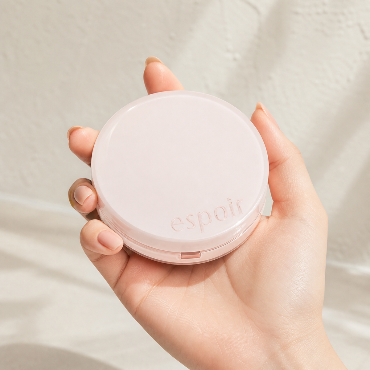 [Espoir] Be Glow Volume Cushion SPF42 PA+++ 13g*2 #13 PORCELAIN - Hand scale moment PDP image