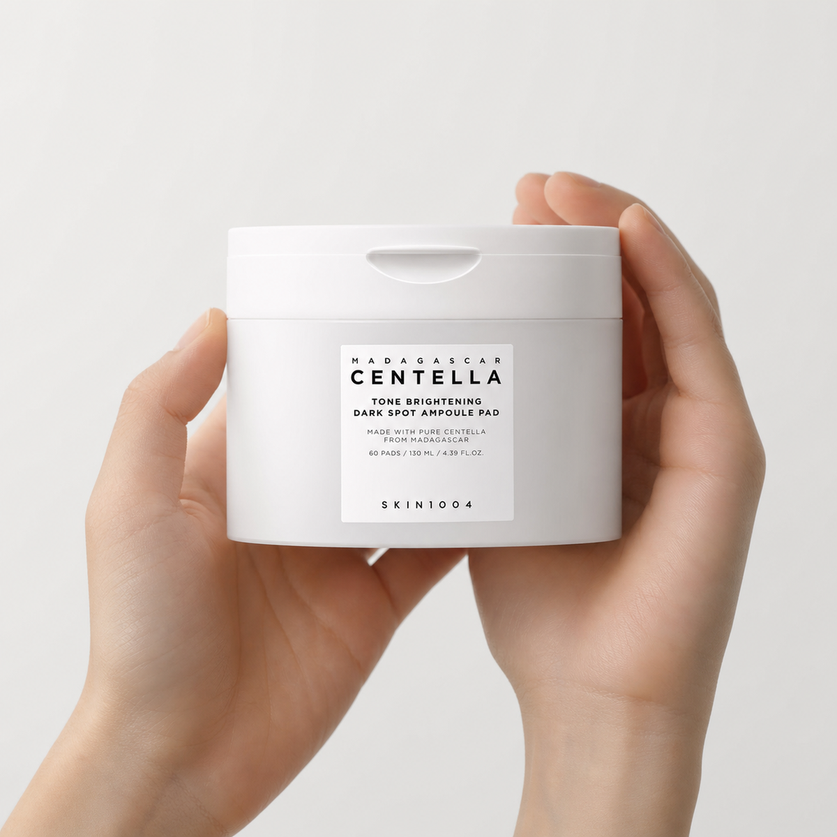 [SKIN1004] Madagascar Centella Tone Brightening Dark Spot Ampoule Pad 60pads - Hand scale moment PDP image