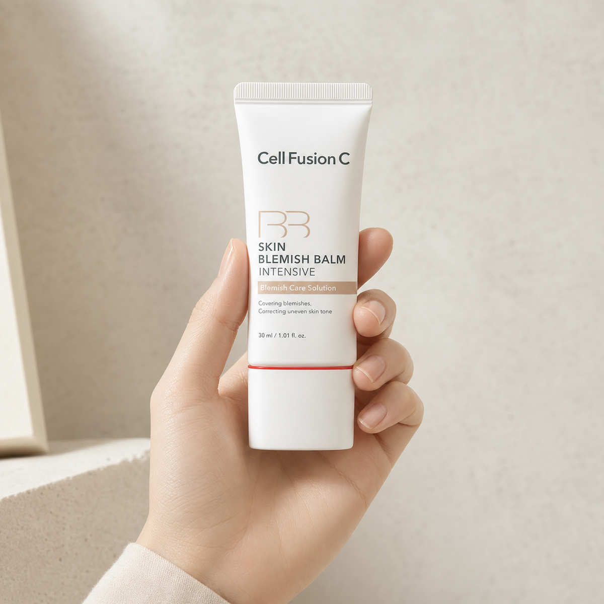 [CellFusionC] Skin Blemish Balm Intensive 30ml - Golden_MX - Hand scale moment PDP image