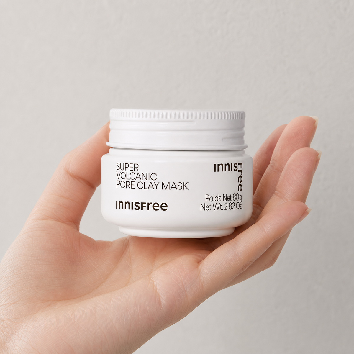 [Innisfree] Super volcanic pore clay mask 80g - Hand scale moment PDP image