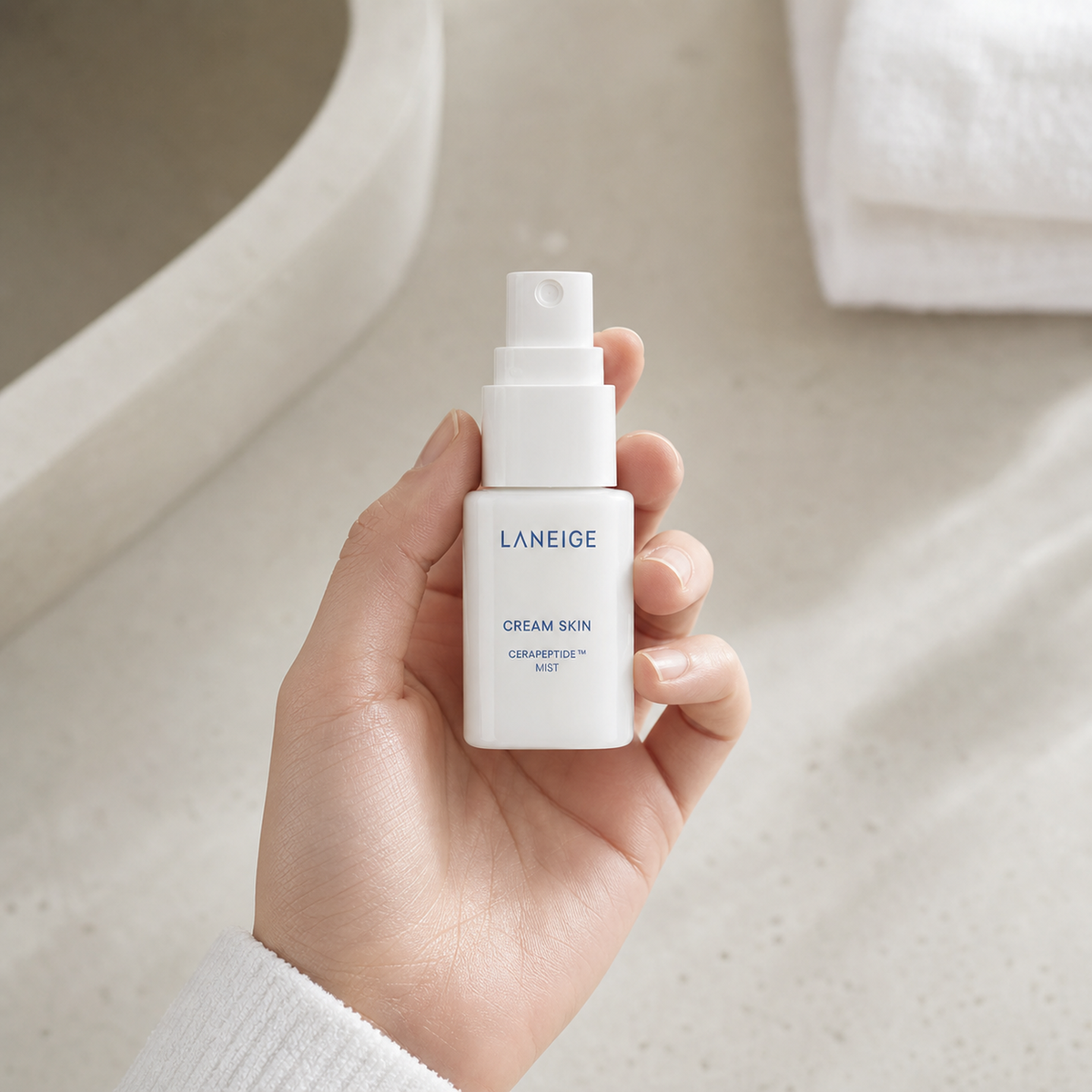 [Laneige] Cream Skin Cerapeptide™ Mist 30ml - Hand scale moment PDP image