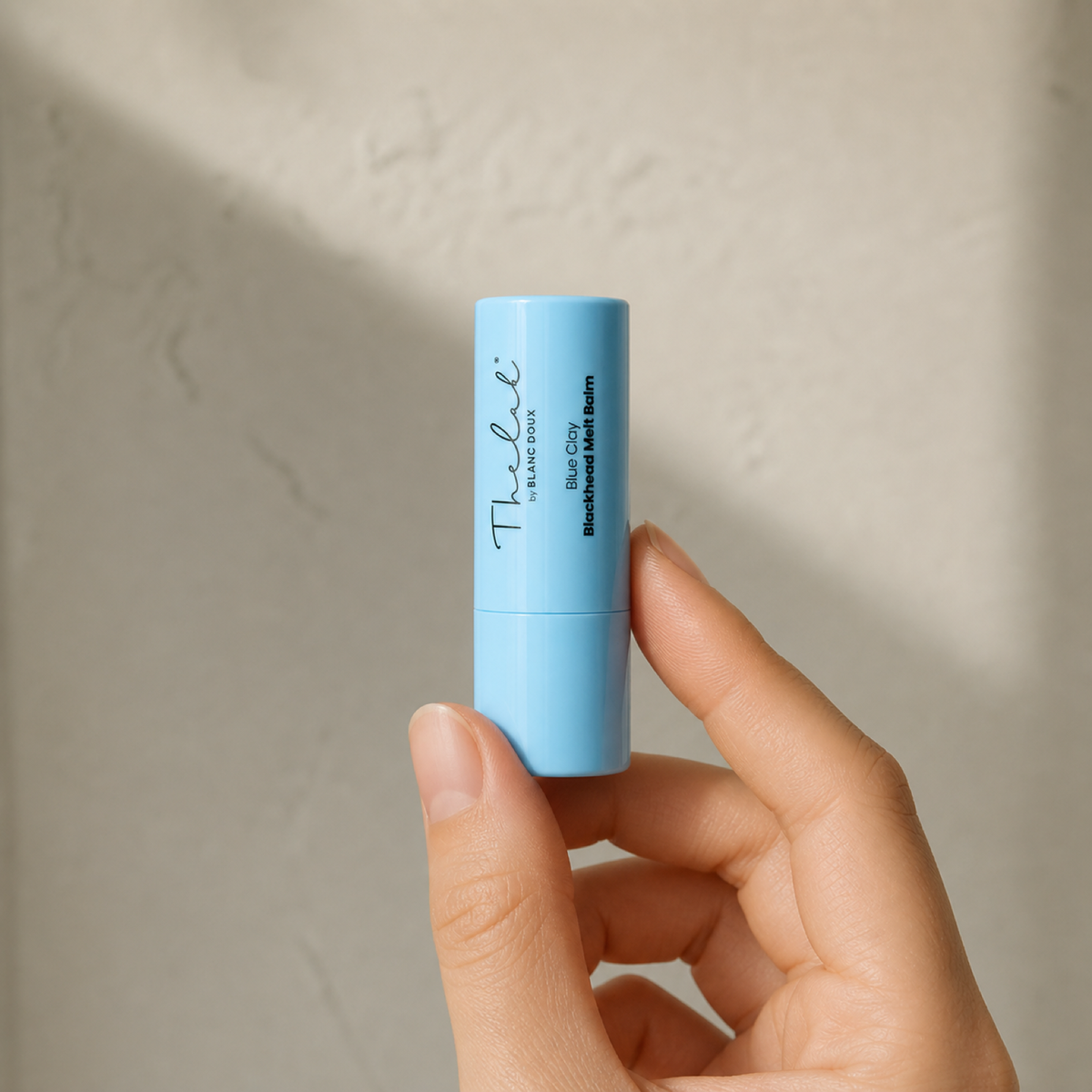 [THE LAB By BLANC DOUX] BlueClay Blackhead Melting Balm 17g - Hand scale moment PDP image