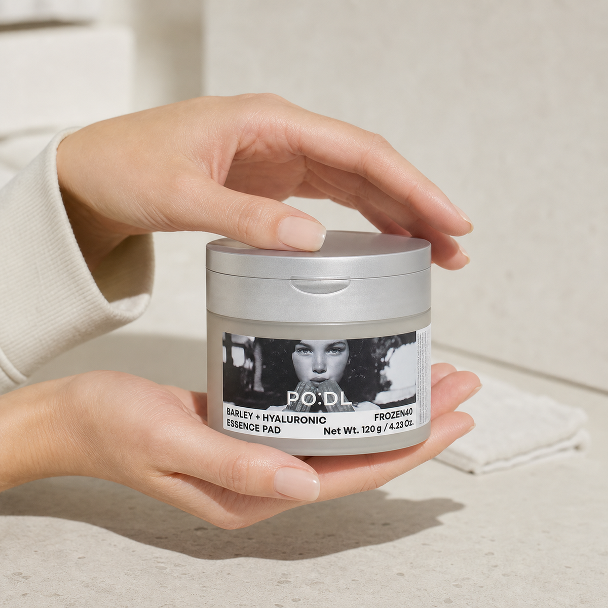 [PO:DL] Barley Hyaluronic Frozen40 Essence Pads (70ea) - Hand scale moment PDP image