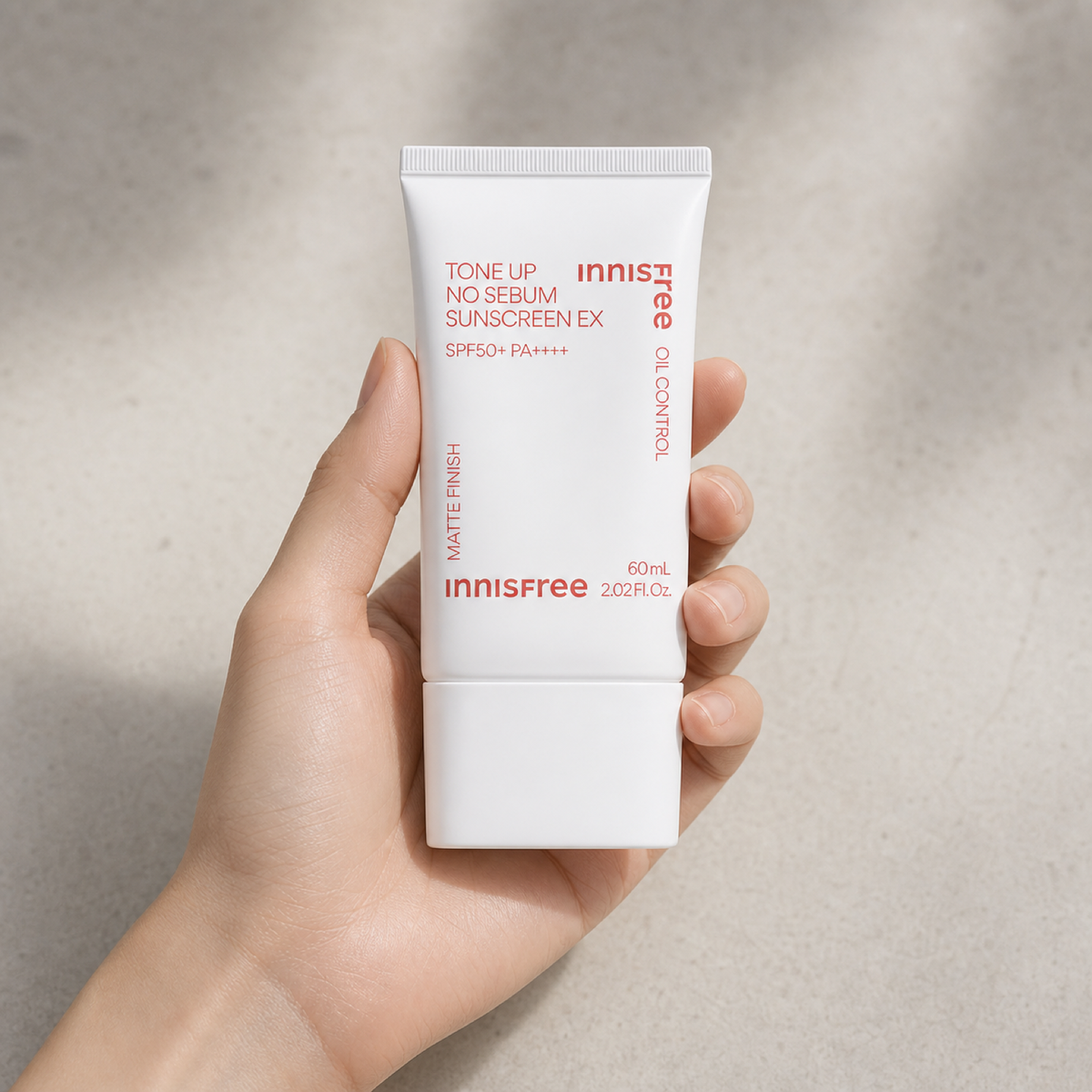 [Innisfree] Tone Up No Sebum Sunscreen SPF50+ PA++++ 60ml - Hand scale moment PDP image