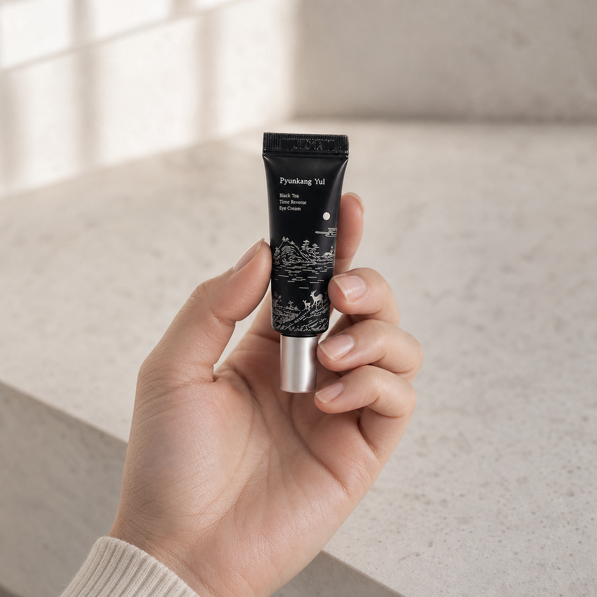 [PyunkangYul] Black Tea Time Reverse Eye Cream 9ml - Hand scale moment PDP image