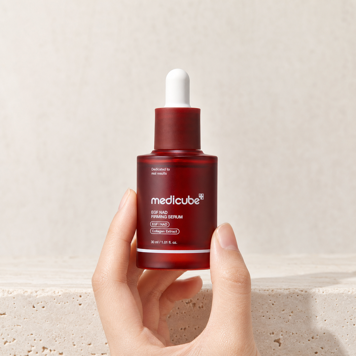 [Medicube] EGF NAD Firming Serum 30ml - Hand scale moment PDP image