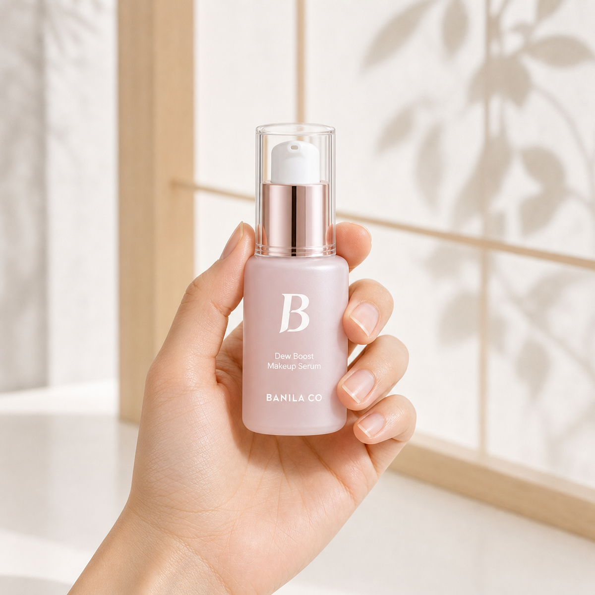 [Banilaco] Dew Boost Makeup Serum 30ml - Hand scale moment PDP image