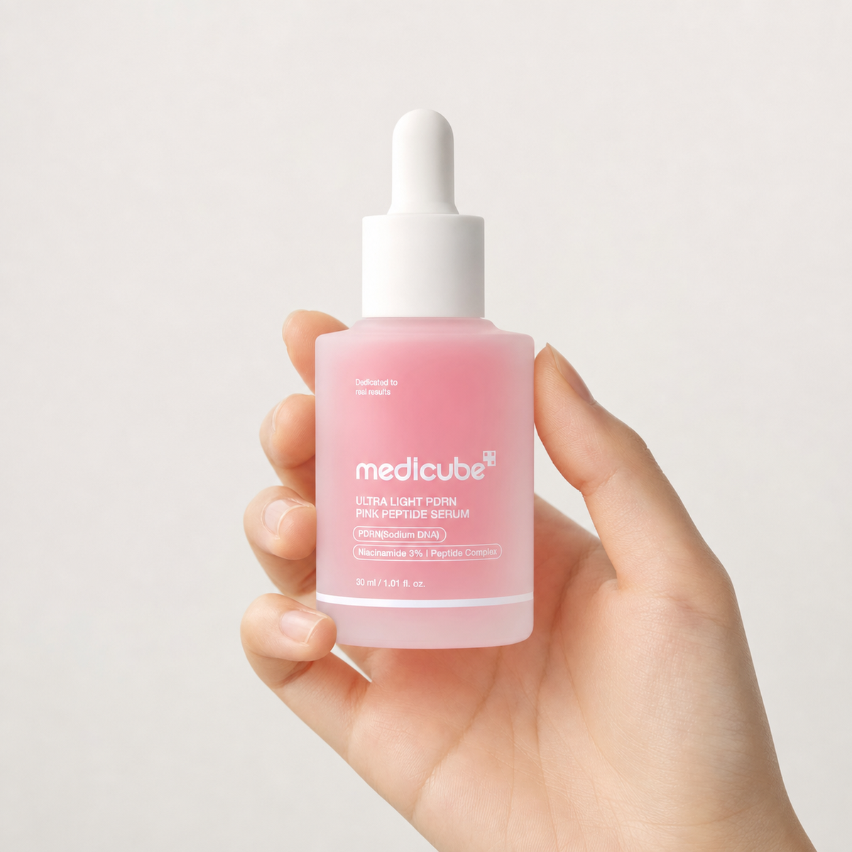 [Medicube] PDRN Pink Peptide Serum Ultra Light 30ml - Hand scale moment PDP image