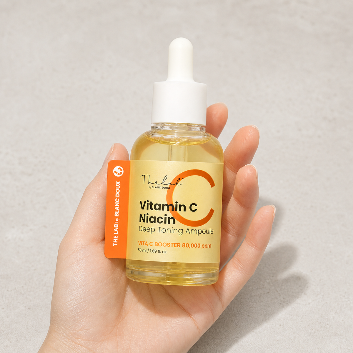 [THE LAB By BLANC DOUX] Vitamin C Niacin Deep Toning Ampoule 50ml - Hand scale moment PDP image