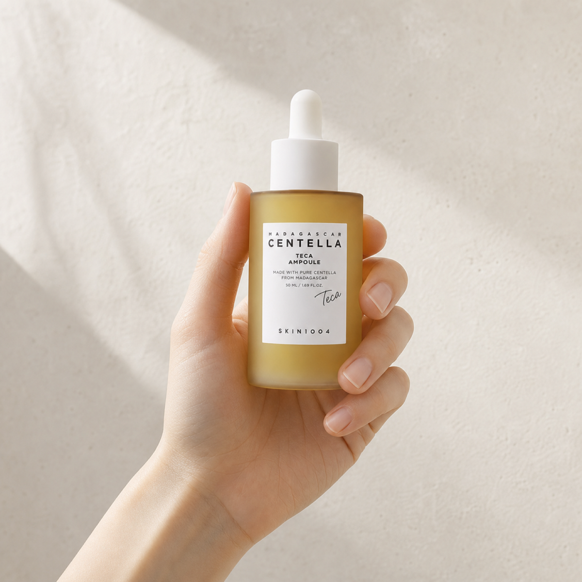 [SKIN1004] Madagascar Centella Teca Ampoule 50ml - Hand scale moment PDP image