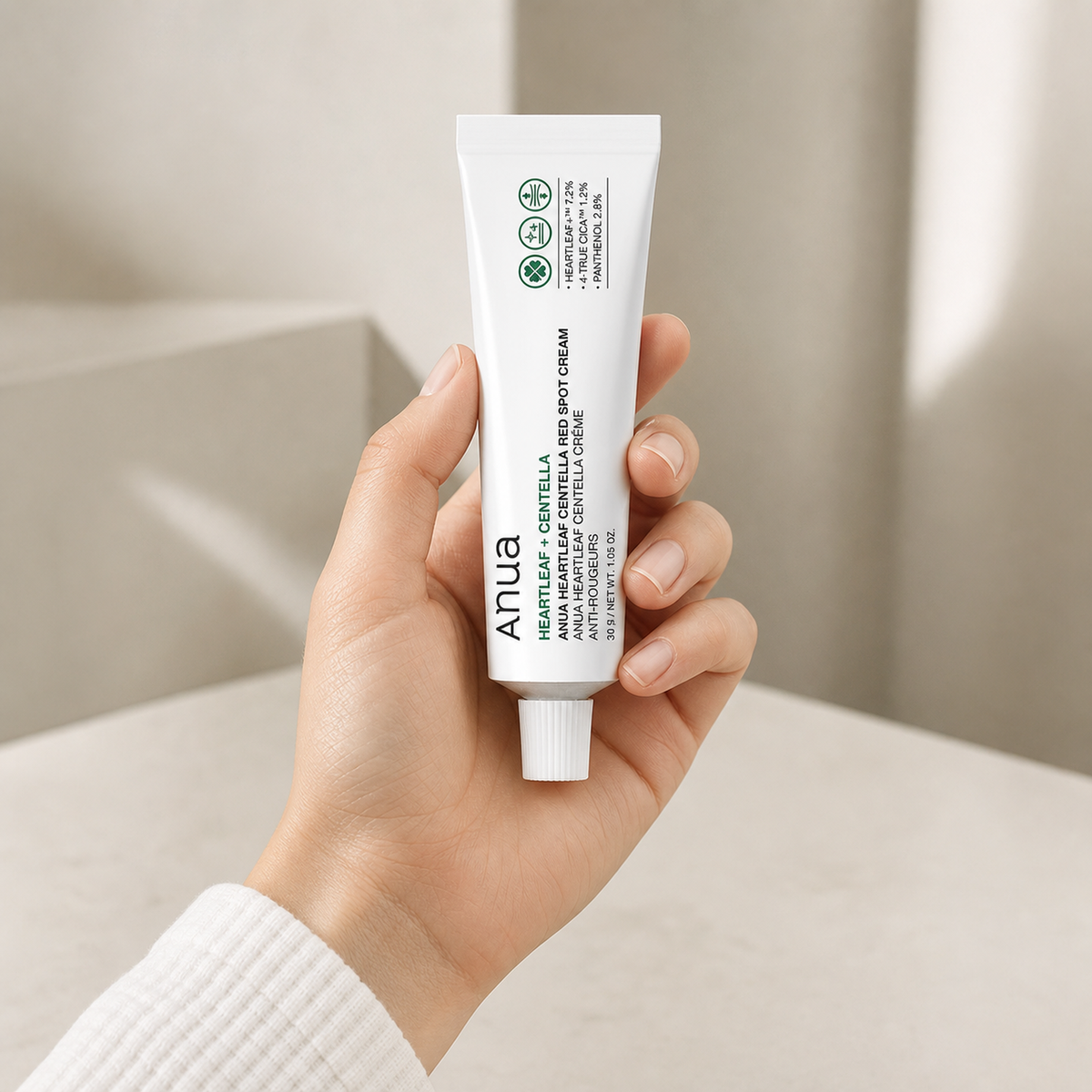 [Anua] HEARTLEAF CENTELLA RED SPOT CREAM 30g - Hand scale moment PDP image