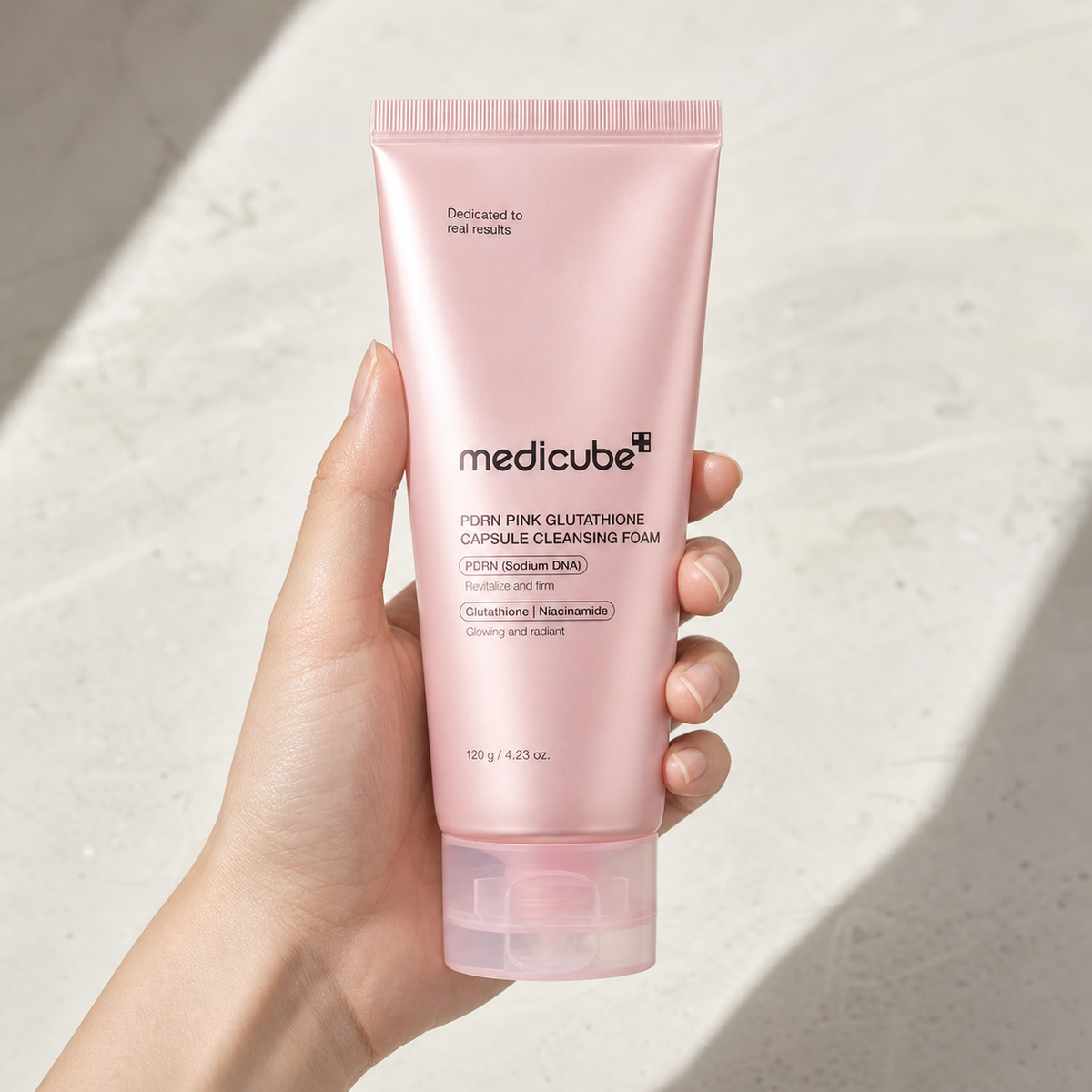 [Medicube] PDRN Pink Glutathione Capsule Cleansing Foam 120g - Hand scale moment PDP image
