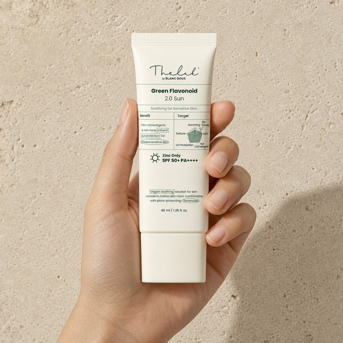 [THE LAB By BLANC DOUX] Green Flavonoid™ 2.0 Sun 40ml - Hand scale moment PDP image