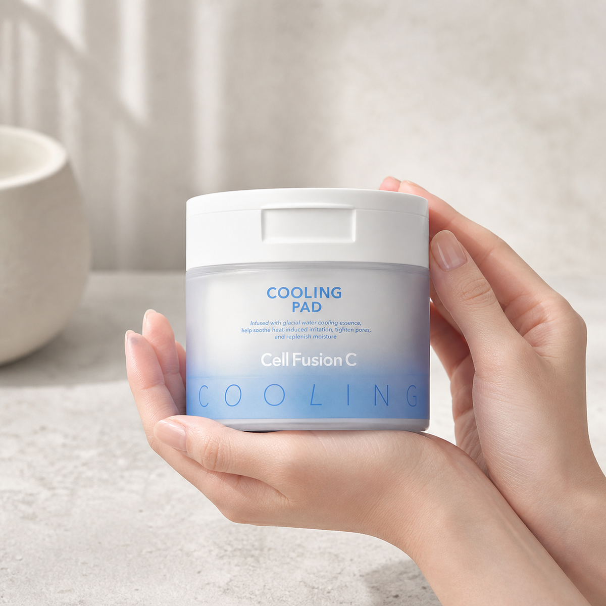 [CellFusionC] Post Alpha Cooling Pad - 70 Pads_MX - Hand scale moment PDP image