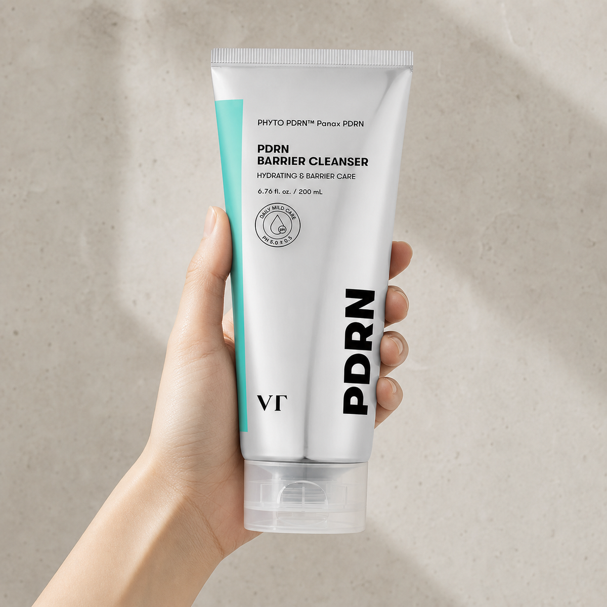[VT Cosmetics] PDRN Barrier Cleanser 200ml - Hand scale moment PDP image