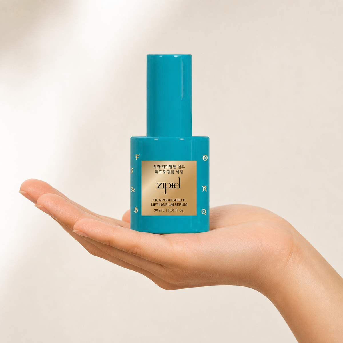 [zipiel] Cica PDRN Shield Lifting Film Serum 30ml - Hand scale moment PDP image