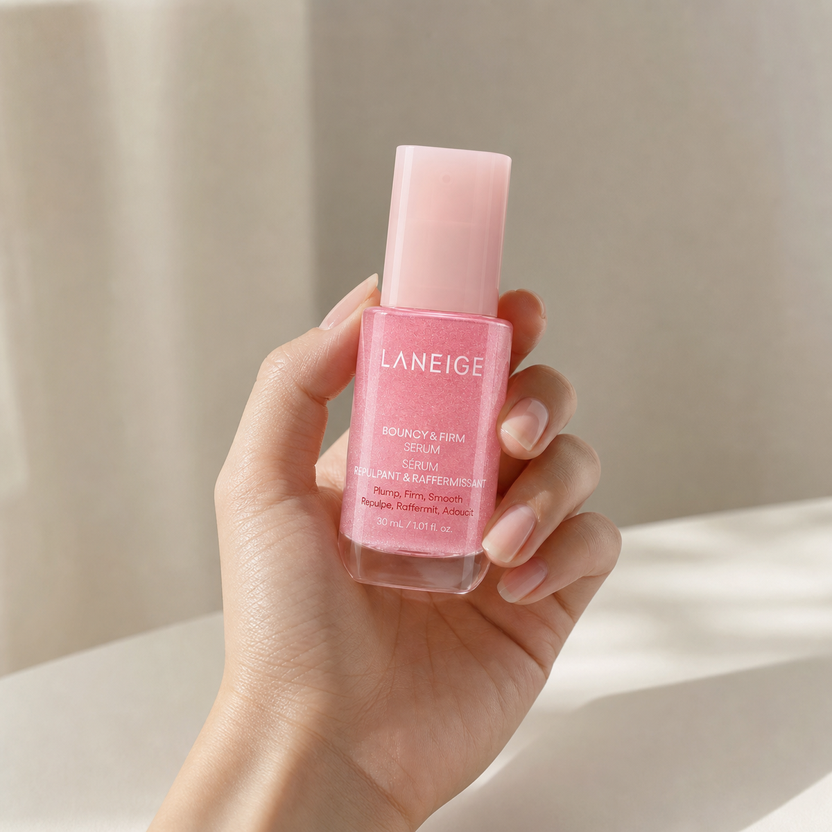 [Laneige] Bouncy & Firm Serum 30ml - Hand scale moment PDP image