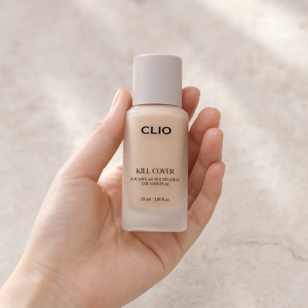 [Clio] Kill Cover Founwear Foundation The Origianl 35ml -21C1 Lingerie - Hand scale moment PDP image