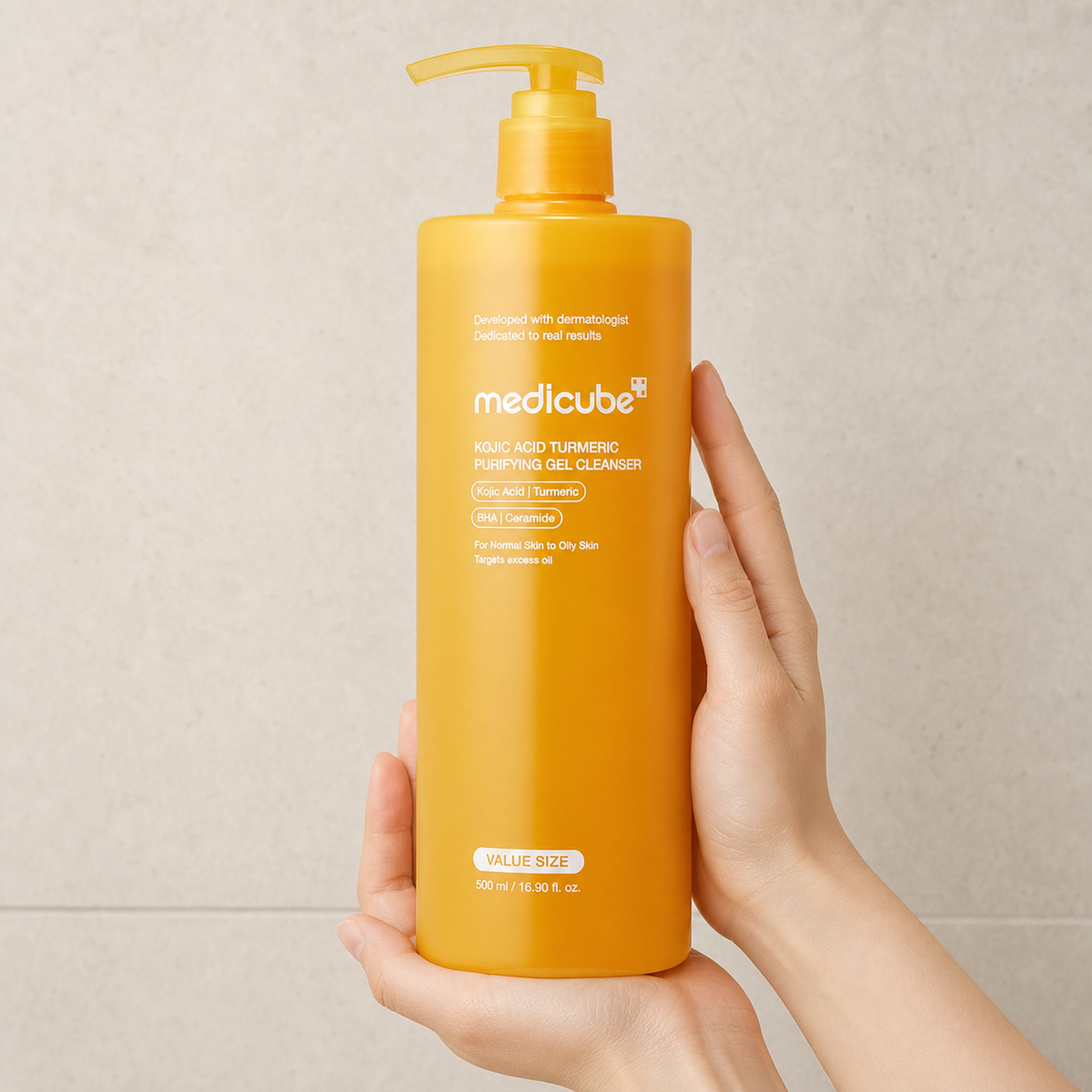 [Medicube] Kojic Acid Turmeric Gel to Foam Cleanser 500ml - Hand scale moment PDP image