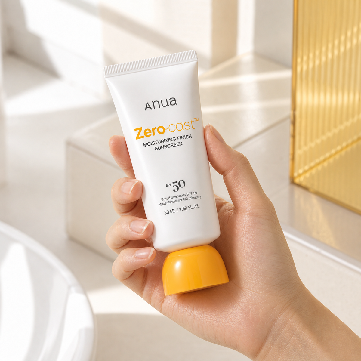 [ANUA] Zero-cast Moisturizing Finish Sunscreen 50ml - Hand scale moment PDP image