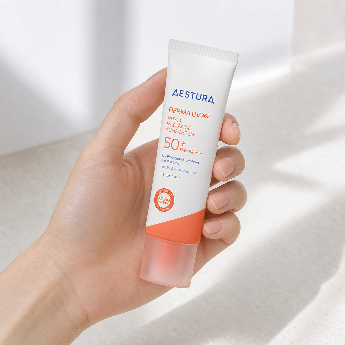 [Aestura] Derma UV 365 VITA-C Radiance Sunscreen 40ml - Hand scale moment PDP image